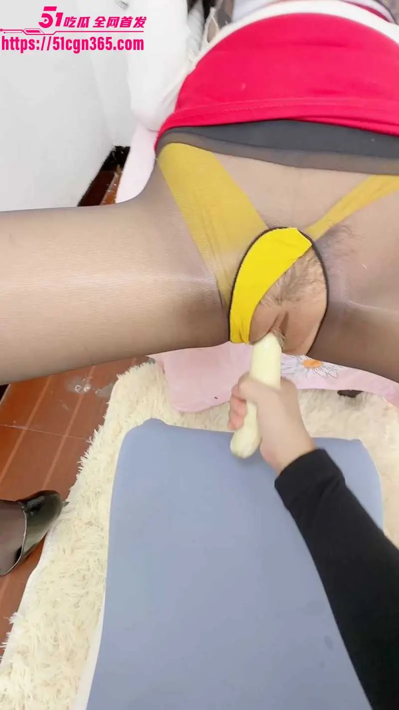 51原创小姨子的秘密 家里调教风骚小姨子 火腿肠香蕉插逼 边后入边滴蜡 把小姨子操到哭！ 图8