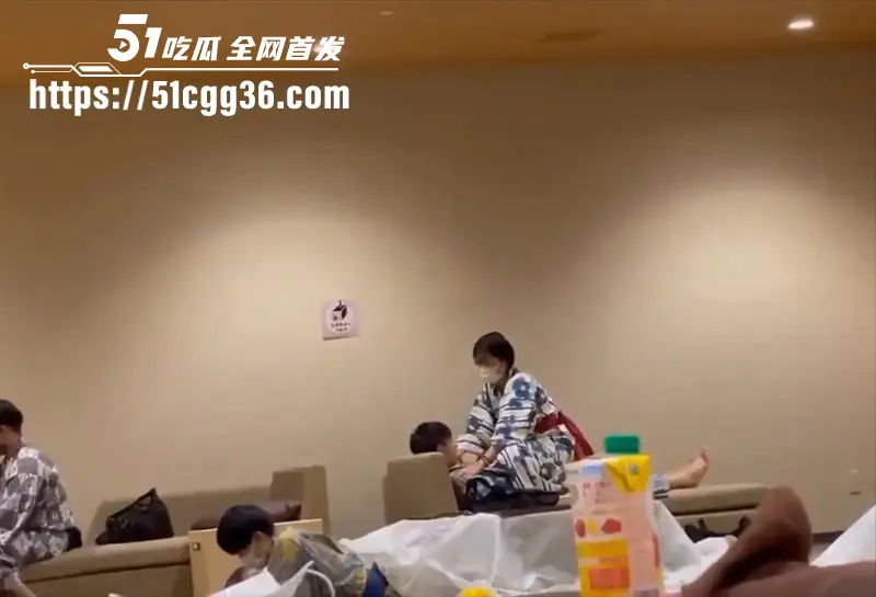 日式洗浴会所休息大厅 年轻情侣当众骑乘做爱 美女披着浴袍上下摆臀 全然不顾旁人眼光 现场超刺激！ 图2