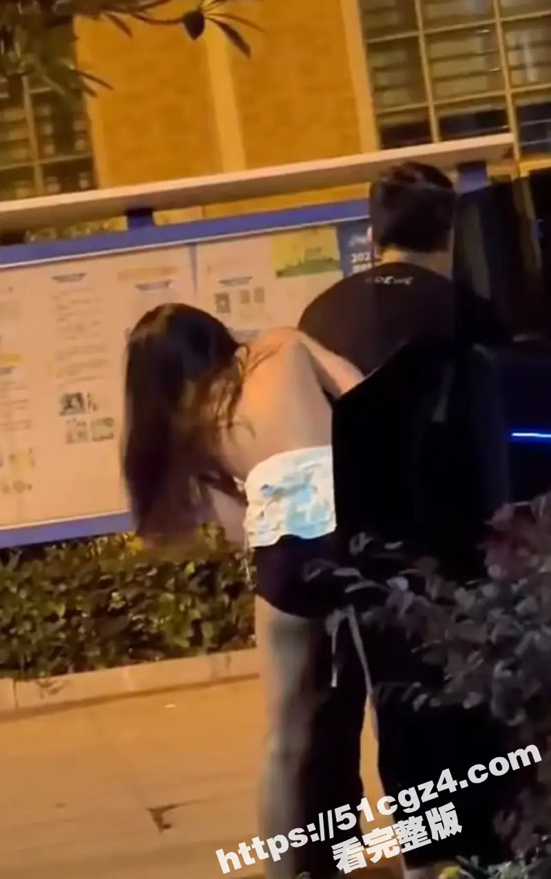 广西街头捉奸现场 性感小三被原配抓住 衣服都快被扯掉了 原配崩溃大喊：去我床上搞啊 图1