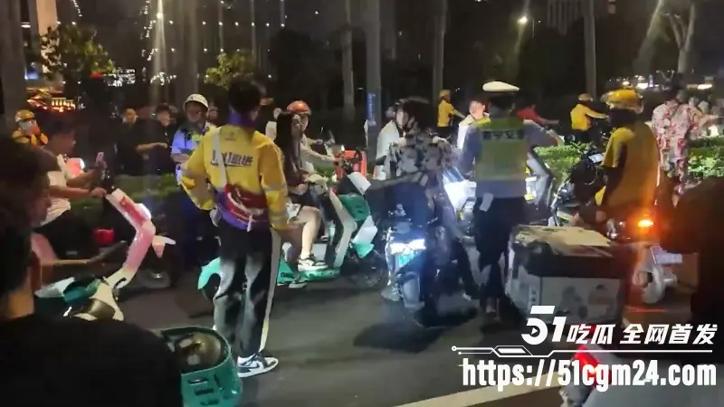广西南宁小骚妇舌战群雄 单挑多人对骂被围得水泄不通 场面失控差点封路 图7