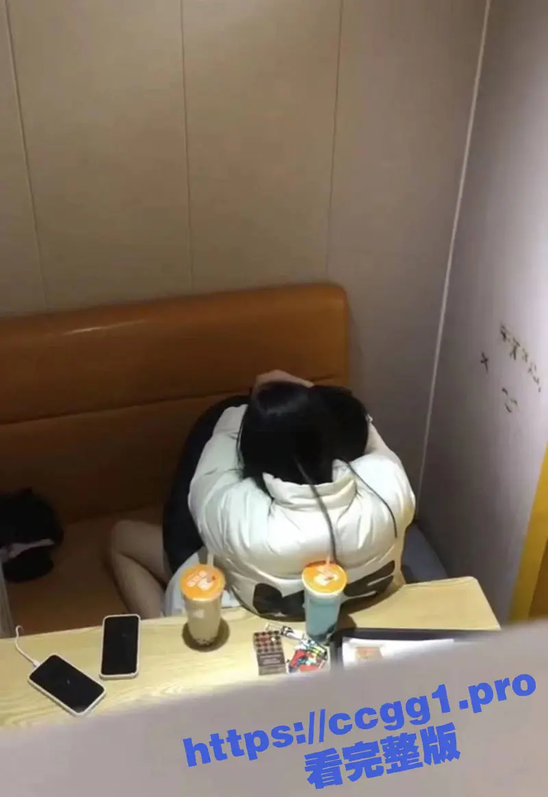 冒死偷拍!极品年轻小情侣性瘾犯了直接在饭店包厢里开始操逼!谁的青春不疯狂! 图1