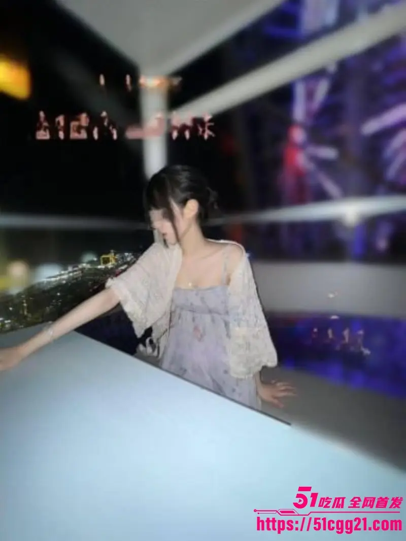 海角乱伦大神 意淫自己妹妹 新作 摩天轮上无套爆操妹妹惊险刺激 高空中给大家交作业啦！ 图1