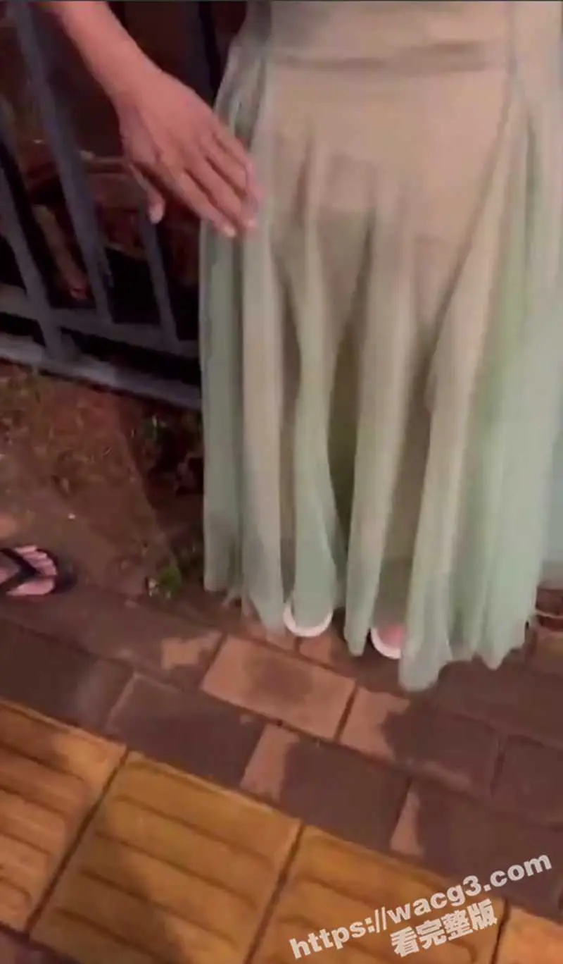 快手女主播PK接受惩罚 被口罩男用皮带疯狂抽打屁股 女主播高潮连连 这感觉太爽了 图2
