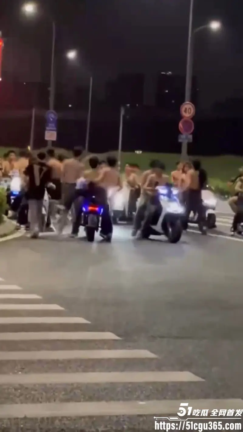广东街头古惑仔重现！赤裸染发小哥棍棒齐飞 拳拳到肉血溅四方 飞车撞人惨叫震天 宛如20年前港片狂飙！ 图6