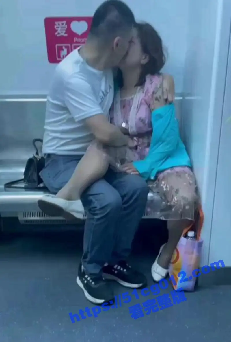 杭州地铁6号线一对中年男女爱心专座上旁若无人 舌吻亲热摸胸搓穴 就差脱裤子开操了! 图2