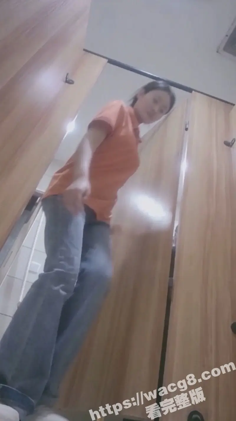 商场女厕偷拍系列 多位年轻少女和少妇露脸露逼 更有打暑期工的黑衣美眉不停抠逼! 图5