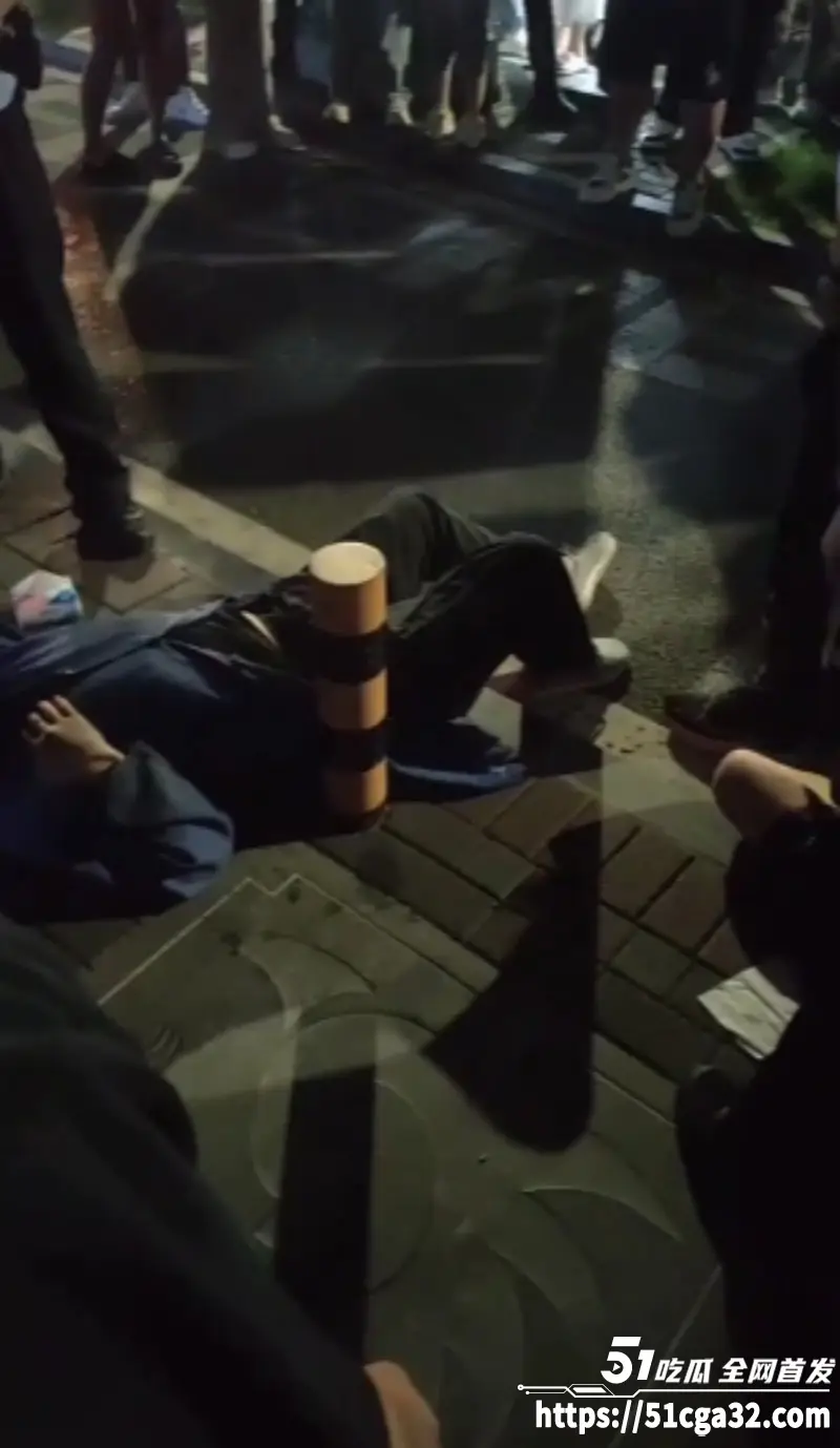 河南一男子深夜醉酒后 手持头盔当街暴打拾荒老人 猛击其头部老人哀嚎不断 现场视频引人公愤！ 图4
