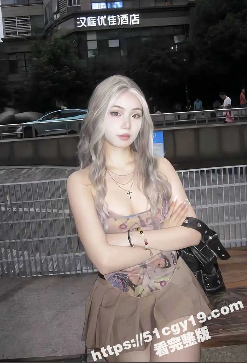 抖音美女留学生迷恋洋屌 面对国男点赞评论一律拉黑 反倒跟俄罗斯冰球帅哥秀上恩爱！ 图2