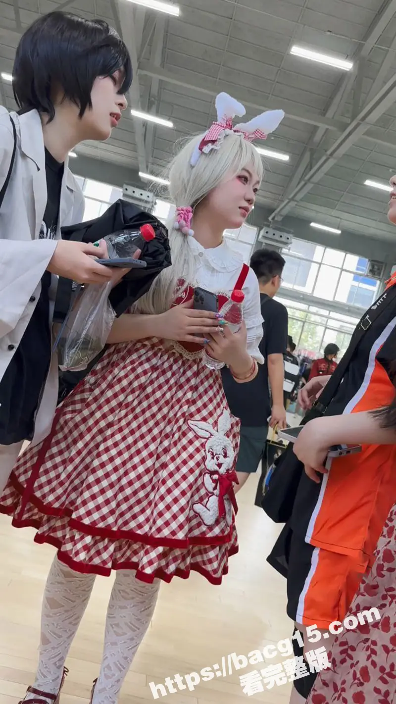 抄底大神商场偷拍 长筒靴黑丝女神 洛丽塔JK裙学妹 各种裙底风光 这丁字裤也太骚了! 图3