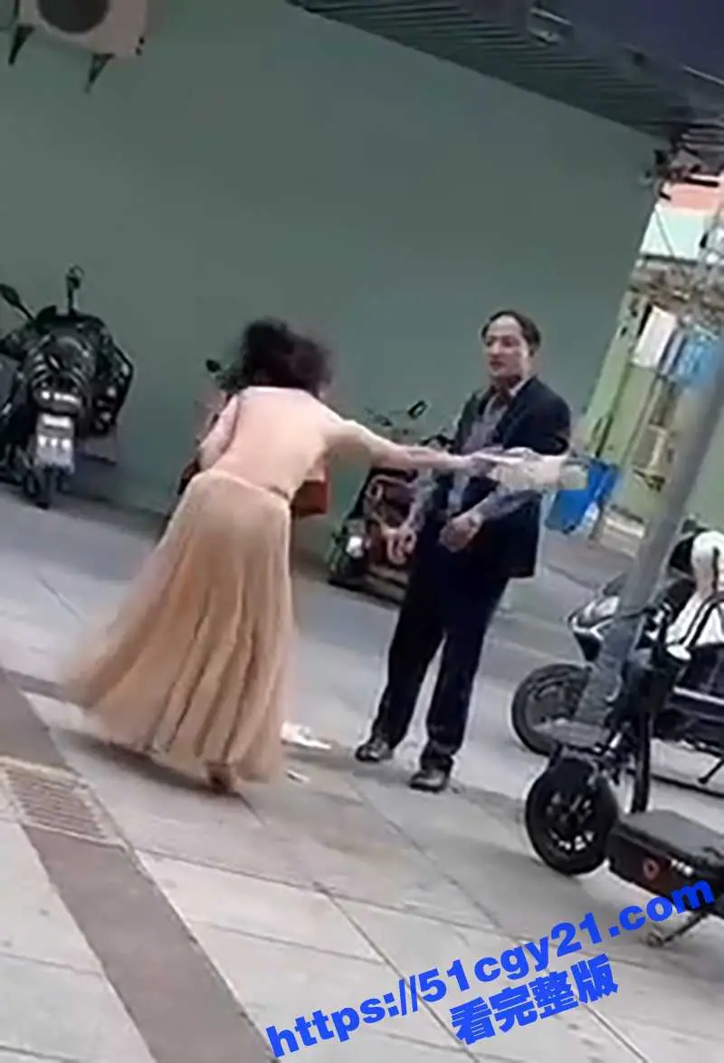 情侣吵架渣男竟逼美妇脱光还债！大奶美女赤裸崩溃大喊 好心路人出手帮忙 完整视频炸裂全网！ 图3