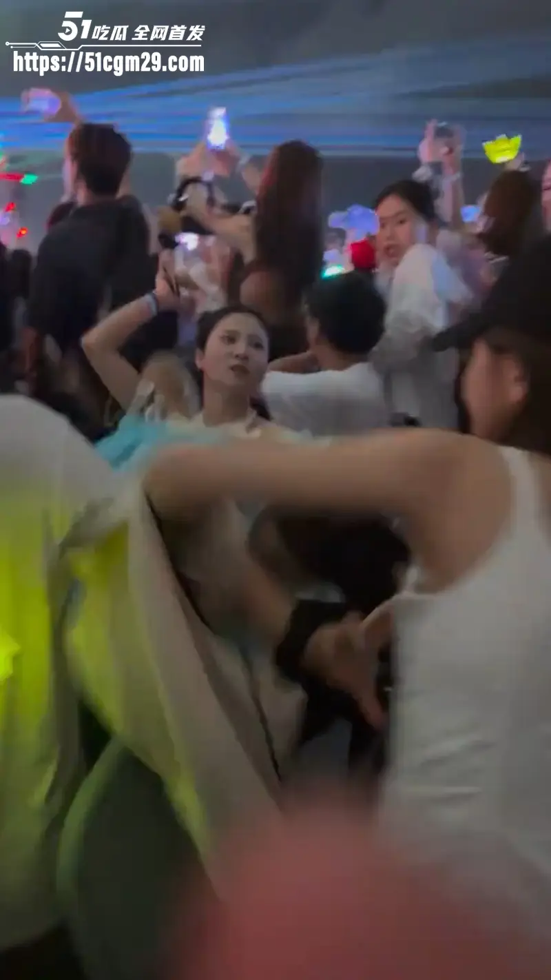 权志龙澳门音乐节台下炸锅 女粉挤位互撕当场干架 上演最强Power真人秀！ 图3