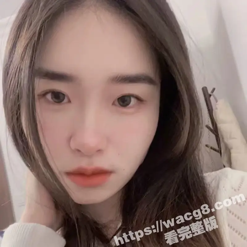 内蒙古乌兰浩特25岁反差婊张雪萌 网调视频流出 骚逼被人玩到开穴自己吸允着奶头 寻求着大肉插入! 图1