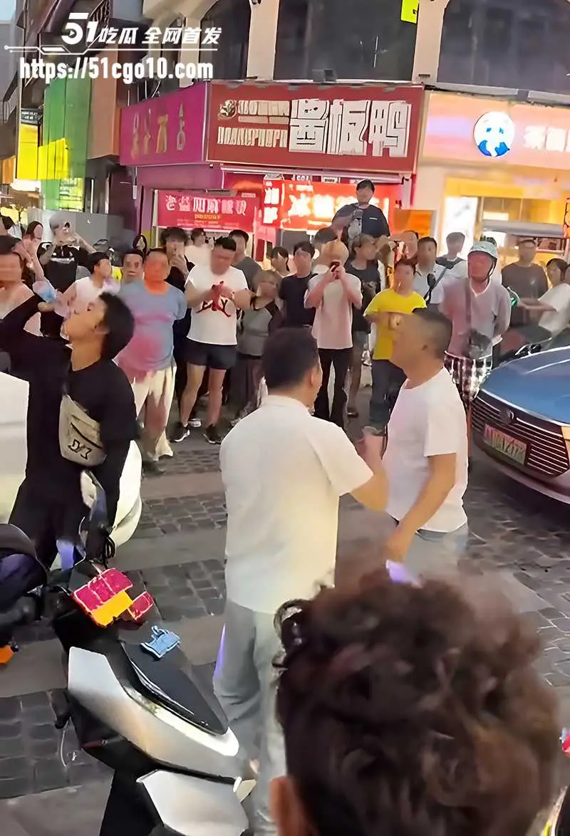 奇葩解压名场面 两男子街头吵架互吐口水 最后竟演变成泼水大作战 图1