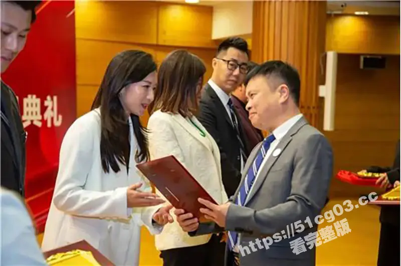 汕头市龙湖区第二人民医院院长黄宏佳与人妻王梦洁通奸,在家被抓现行,王主任高潮时的声音给我听硬了! 图11