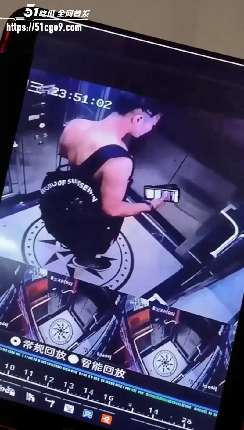 流氓教练偷摸女会员 电梯内惨遭其家属暴揍 拳拳到肉让人拍手称快！ 图1