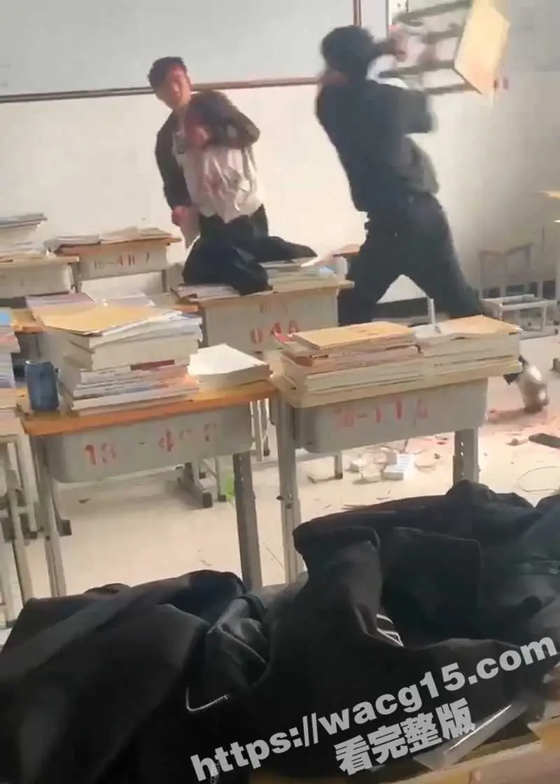 河南鹤壁技师学院校园暴力事件曝光！学生持板凳猛砸同学头部，血流满地！校方回应正在调查，教育局电话无人接听！ 图5