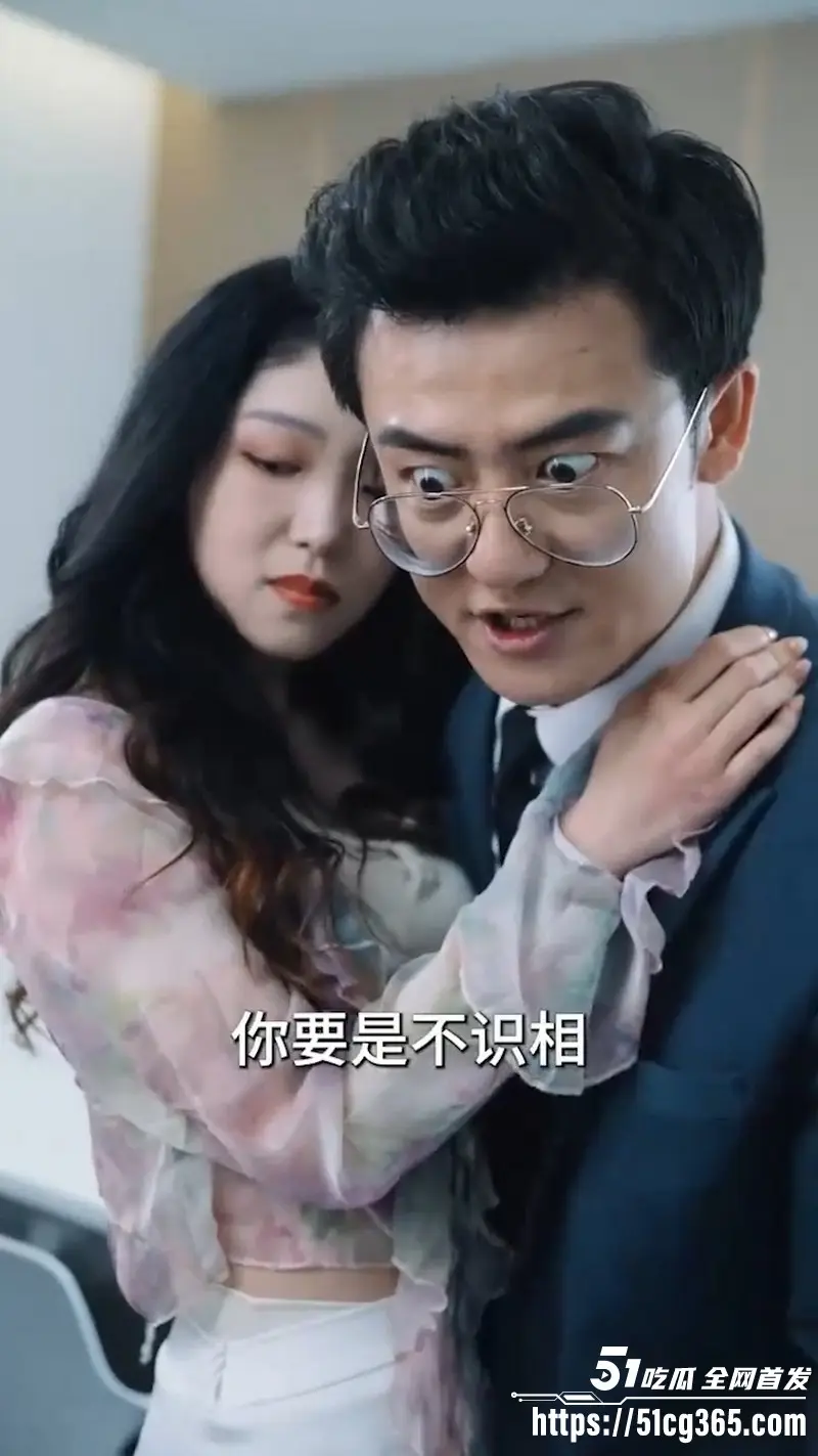 擦边短剧《贴身保安》完整版！保安叶非凡逆袭美女总裁 制服诱惑黑丝挑逗 充满情欲张力！ 图4