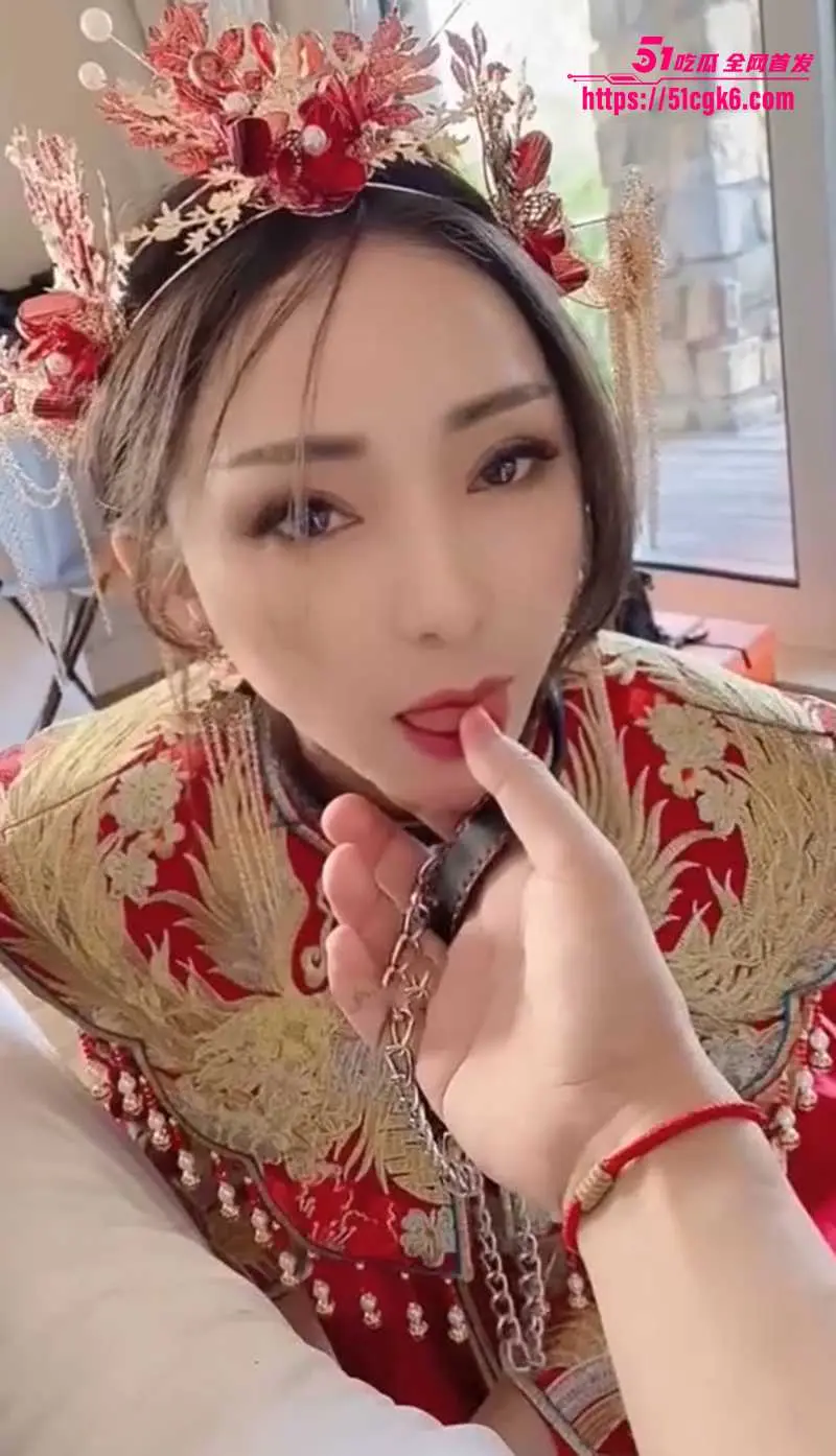 长腿女神模特 半糖兔兔 新娘禾服做爱视频 淫荡口交眼色拉丝 无套后入淫叫连连! 图2