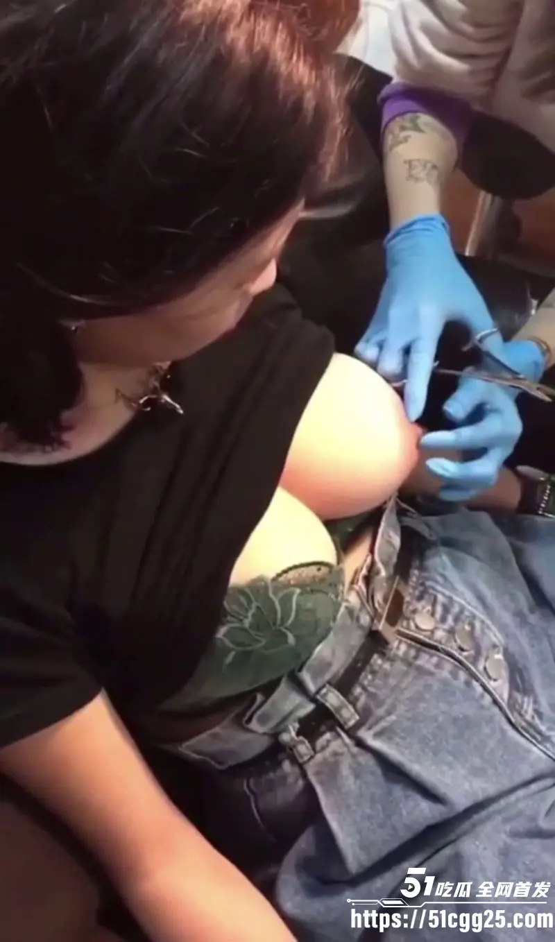 极品巨乳美女 乳钉穿刺全程曝光 性感大奶被紧夹粗暴穿透 痛到倒吸冷气 平凡到淫靡完美蜕变! 图9