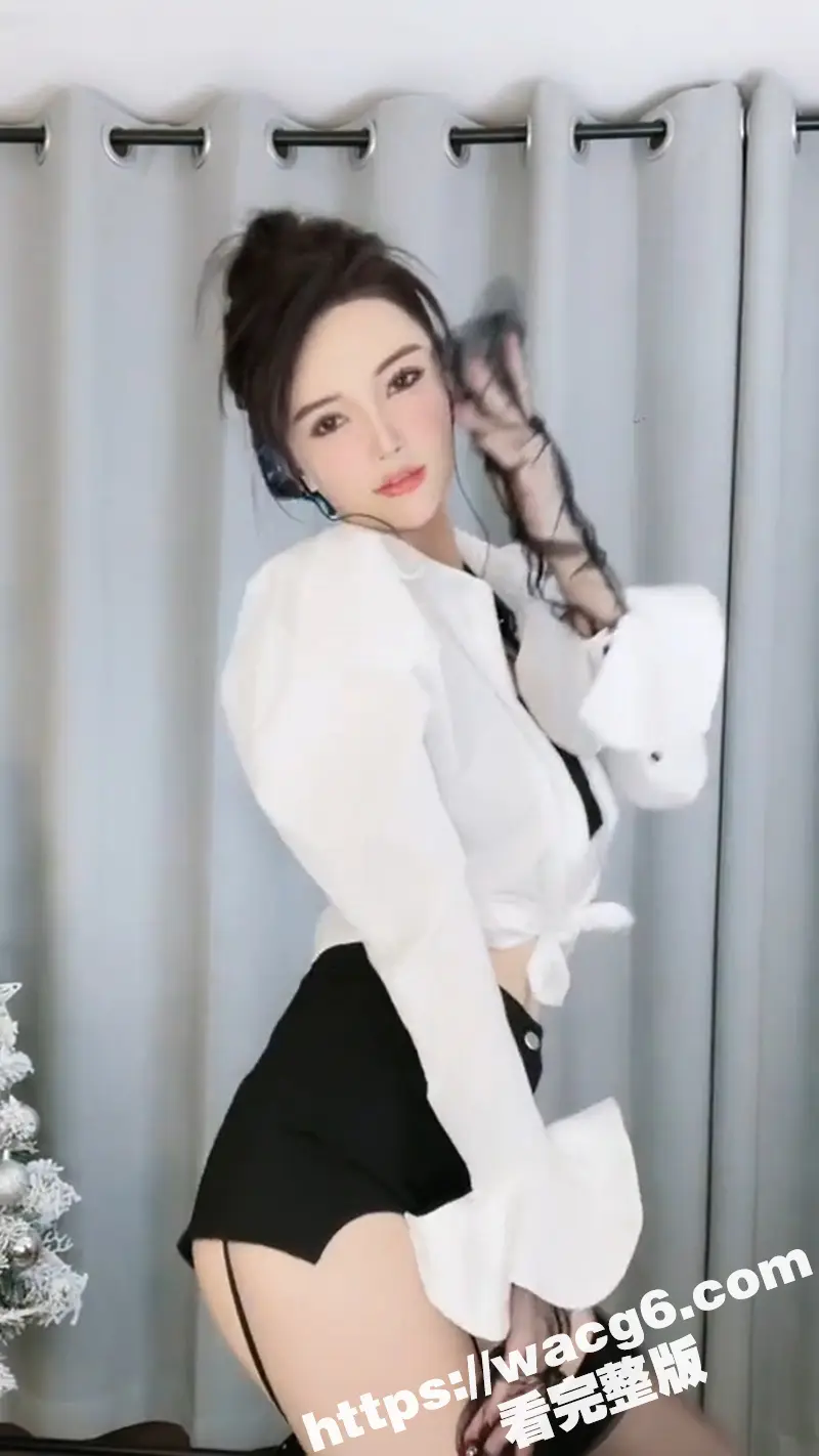 抖音洛洛传媒女神合集 超多绝美女神直播间整活 搔首弄姿激情热舞 体验露内乳贴的男友视角 图1