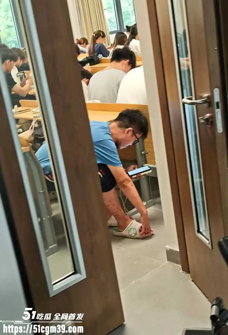 广州理工大学惊现发疯代课哥 被抓包怒骂老师 现场视频看懵全网 图6