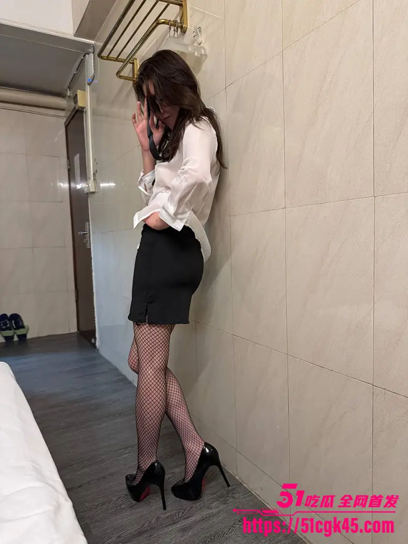 杭州极品美模 许丽飞 为还欠债无奈下海卖逼 露脸口交狗链做爱 女上骑乘猛操爽翻天！ 图7