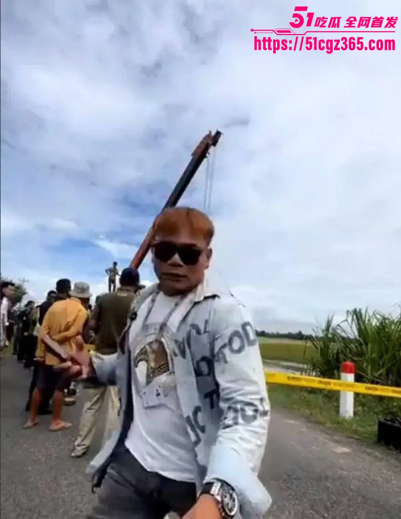 柬埔寨劫法场现场视频!黑衣大嫂一人一枪为爱冲锋 单枪匹马勇闯法场救男人 情深意重轰动全网! 图6