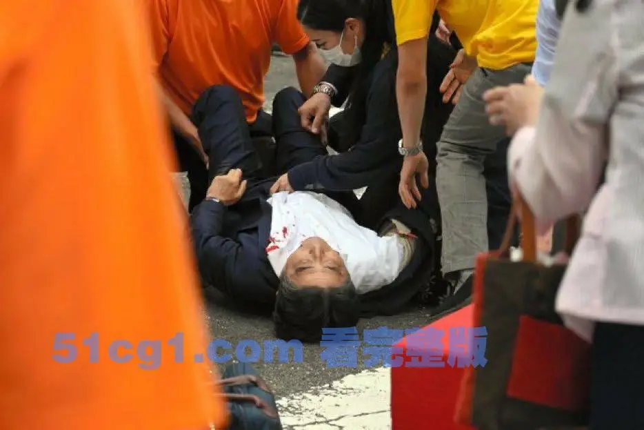 突发!!安倍晋三被刺杀身亡!原因竟是要禁止毛片 图1