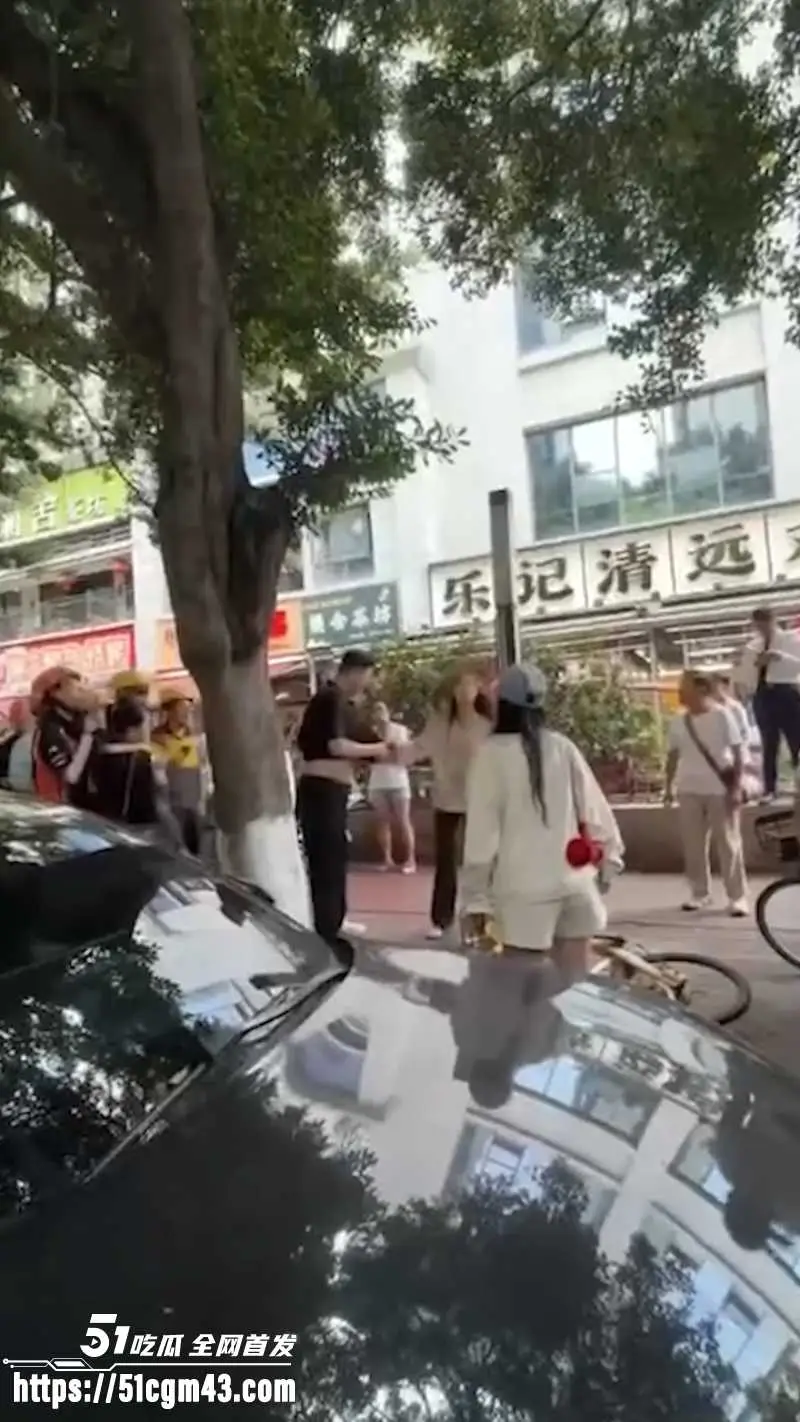 原配当场抓奸丈夫出轨 小三公开承认身份 秒签离婚协议 抛弃妻子恶心至极! 图5