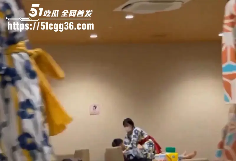 日式洗浴会所休息大厅 年轻情侣当众骑乘做爱 美女披着浴袍上下摆臀 全然不顾旁人眼光 现场超刺激！ 图4