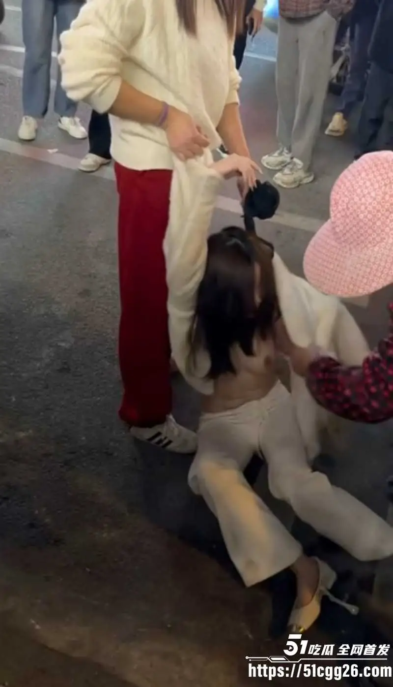 福建平潭硬核抓奸现场 风骚小三踢到铁板 惨遭彪悍原配当街扒光 雪白美乳一览无遗！ 图3