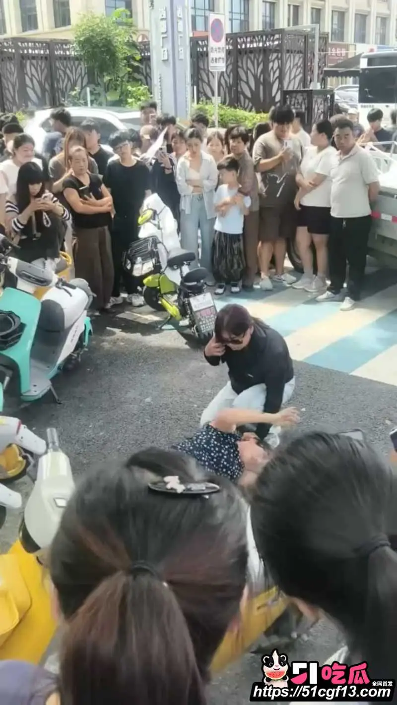 河北保定正信购物中心 原配当街怒撕小三 压在身下猛拽内裤 下手极为狠辣！ 图6