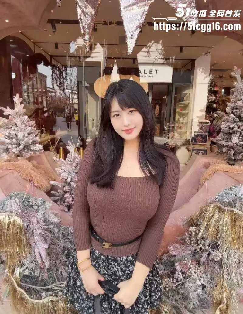 乱伦大神 大胸嫂子会喷水 发现自从嫂子怀孕后 骚逼淫水变的更多了 嫂子又潮喷了四次！ 图3