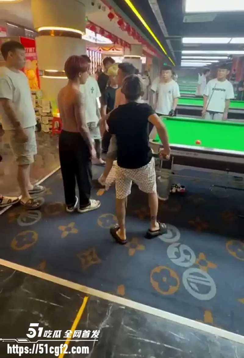 湖南永州道县 789台球室 上演大乱斗 精神小伙组团混战 持杆砸球互殴 招招要命! 图8