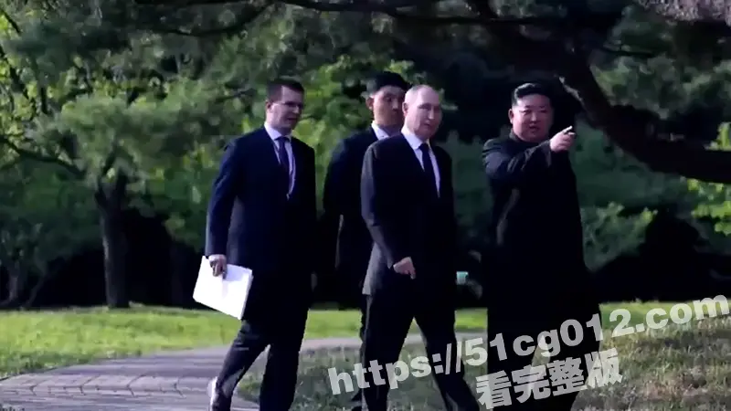 开车不系安全带扣分 普京亲自开车 副驾驶80后全都不系 保镖紧张坏了 图4