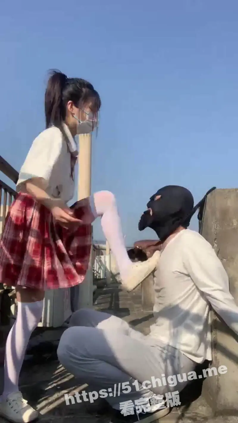 白丝萝莉少女 JK 天台调教男奴 白丝脚塞嘴小白鞋踩脸抽耳光吐口水 小萝莉的SM 你觉得享受嘛 图1