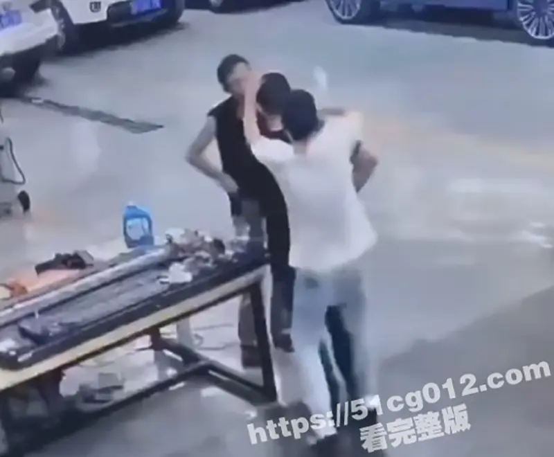 纯爱战神杀人了 广东工厂老板下药迷奸美女职员 男友割喉连捅多刀泄愤 图2