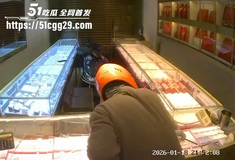 福建平潭依强金店发生惊天劫案!电光石火七分钟 200万金饰瞬间抢走 内部案发监控流出 帧帧惊心动魄! 图7