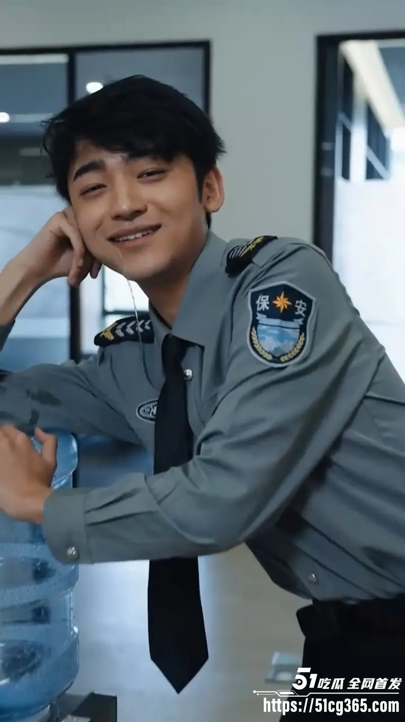 擦边短剧《贴身保安》完整版！保安叶非凡逆袭美女总裁 制服诱惑黑丝挑逗 充满情欲张力！ 图1