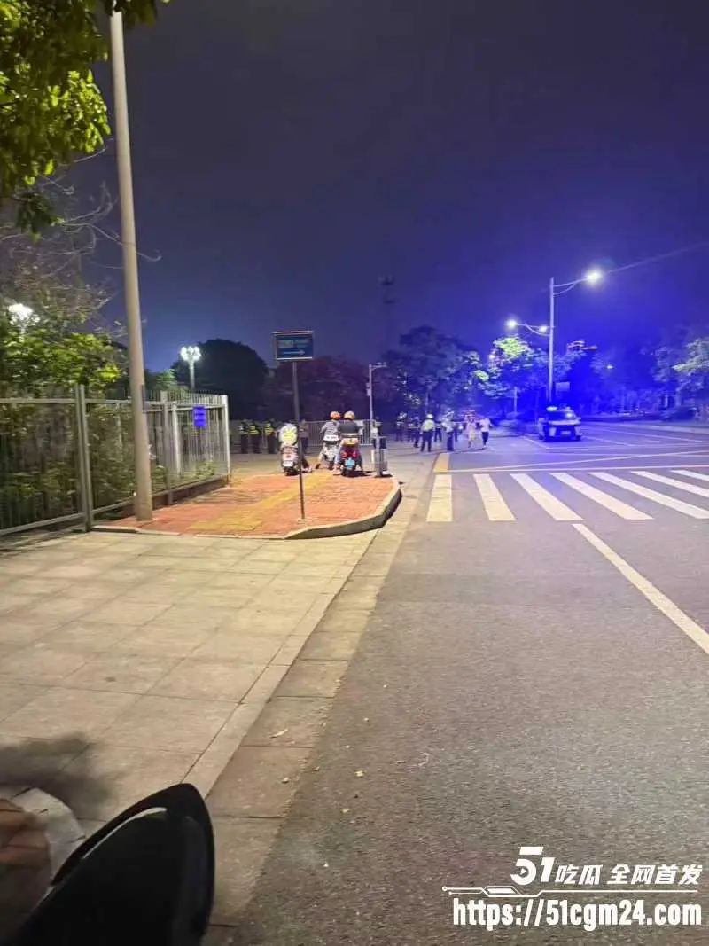 广西南宁小骚妇舌战群雄 单挑多人对骂被围得水泄不通 场面失控差点封路 图9