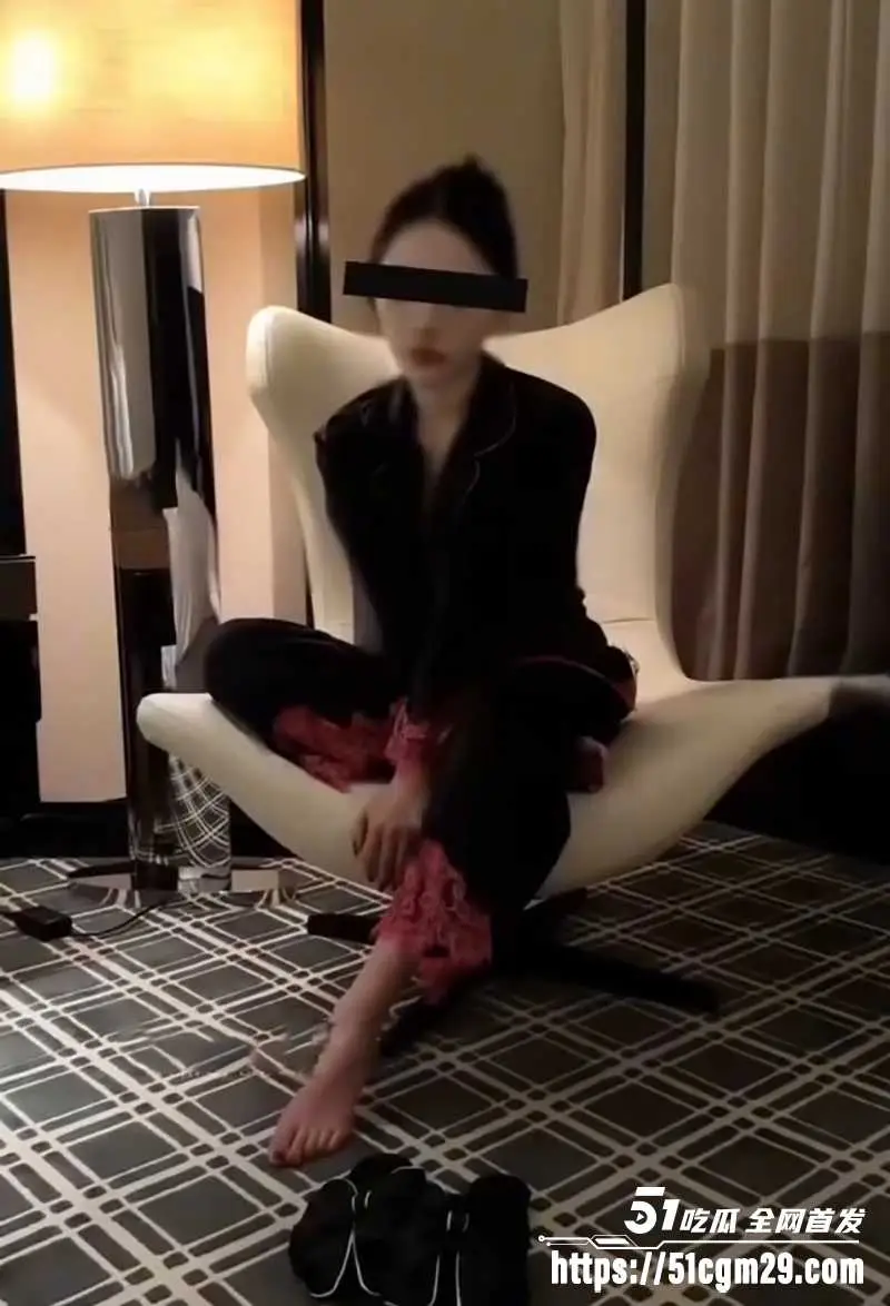 绿帽男神 ROSEWU 约猛男狂干淫妻 开裆骚货在酒柜被无套猛干 图2