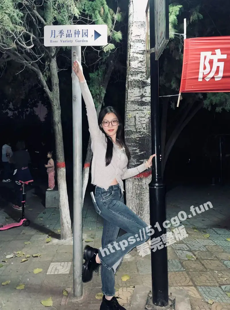 广州中医药大学 超高颜值反差眼镜娘医学生 丁馨怡 反差不雅视图流出 身材和胸极不对称 完美炮架的极致体验 图1