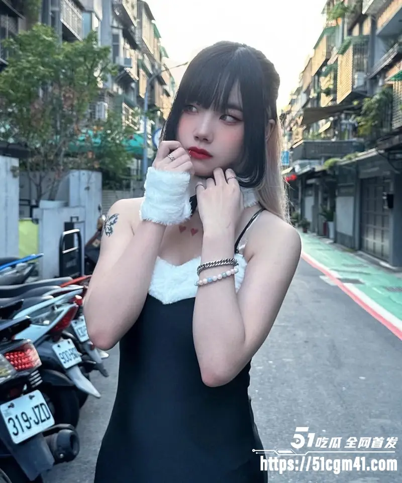 05年女大 草莓小宝 为两万片酬下海拍片 稚嫩玉体被多体位侵犯 画面妖媚入骨! 图4