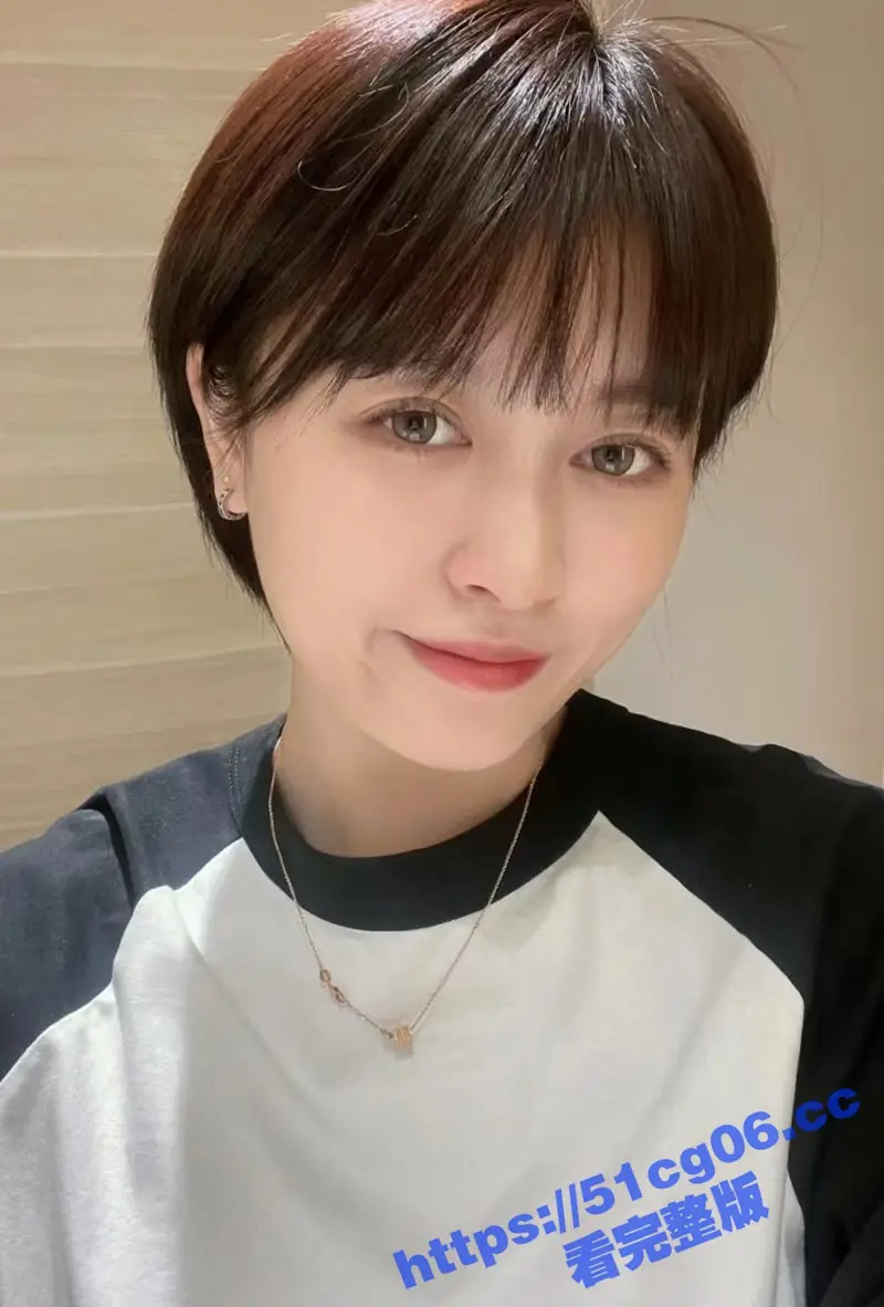 和女主管约炮开房 平时上班还挺正经 没想到开房的时候还穿了黑丝 撕烂她的黑丝就是操 图1