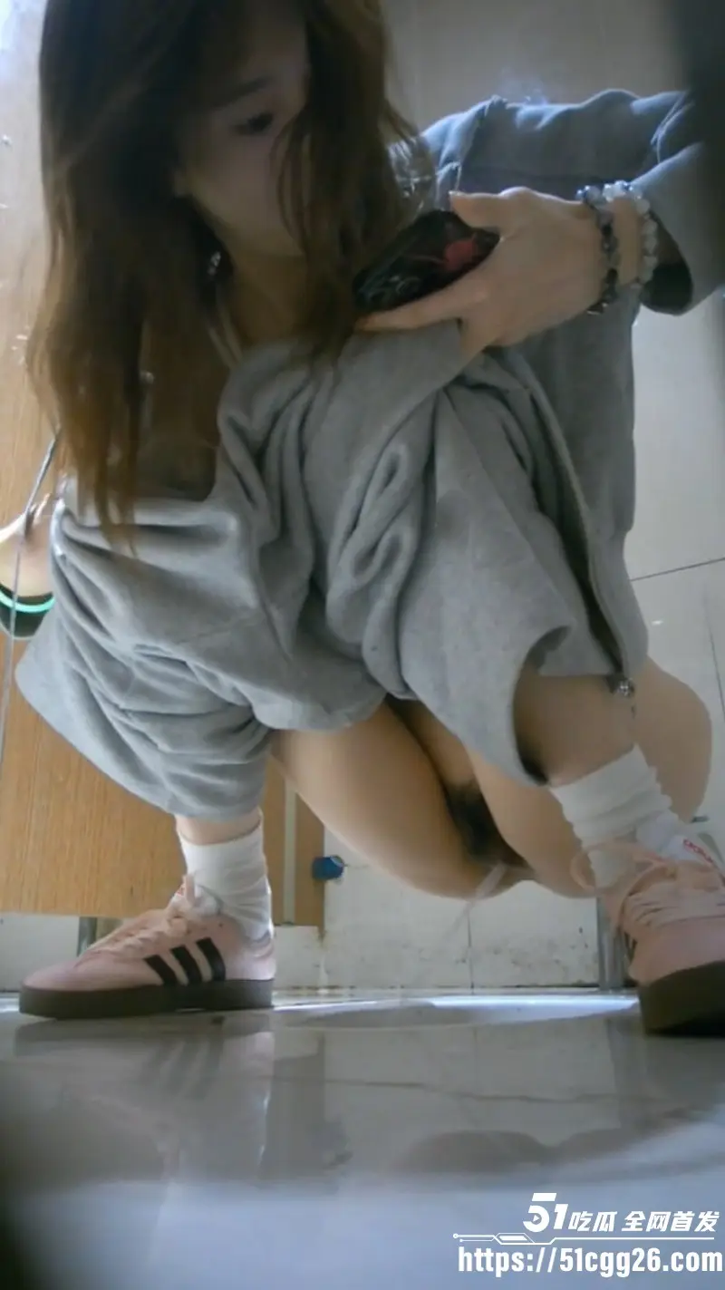 精品厕拍全景神作!酒吧女厕多位高颜值少妇黑丝姐姐正面偷拍 掀裙蹲下粉嫩私处湿痕拉丝 翘臀一线天诱惑爆表! 图6
