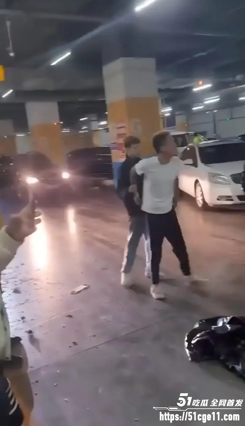 精神小伙不自量力 地下车库挑衅 被一脚踹飞三米 围观群众笑出声！ 图1