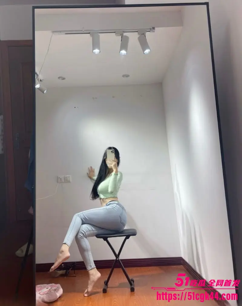 推特性奴母狗 纯情小初 私拍合集曝光 蜜桃臀圆润巨乳晃荡 掰开白虎嫩穴自慰 淫水喷涌! 图3