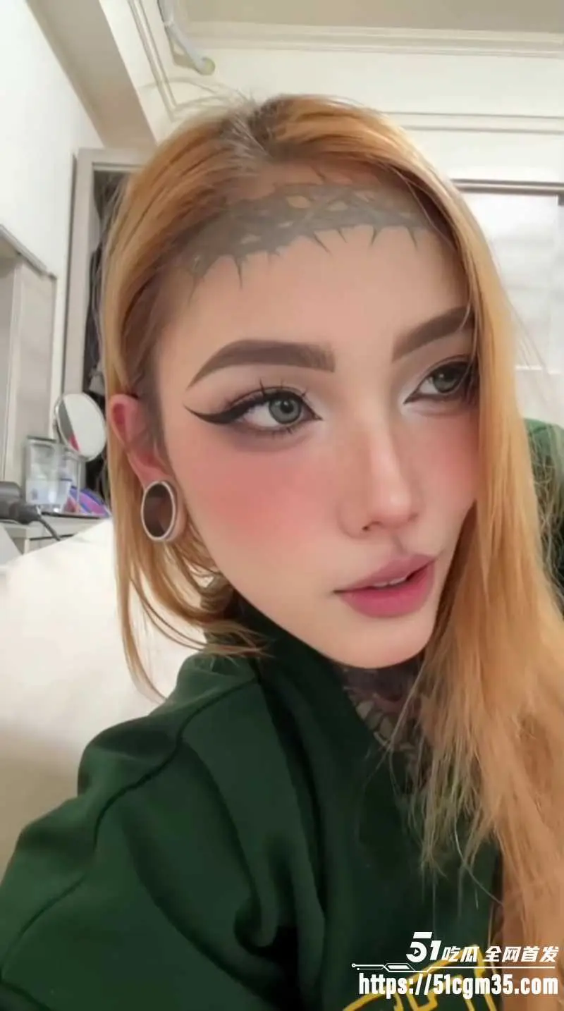 台湾网红 鱿鱼 分舌纹身阿黑颜大秀 掐脖猛操巨乳乱甩不停 表情崩溃! 图1