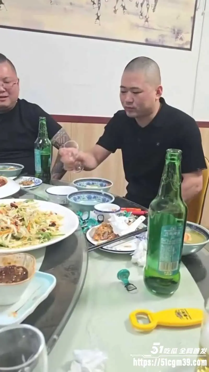 现实狠人当众生嚼碎玻璃 满嘴鲜血却面不改色 颠覆三观大开眼界! 图4