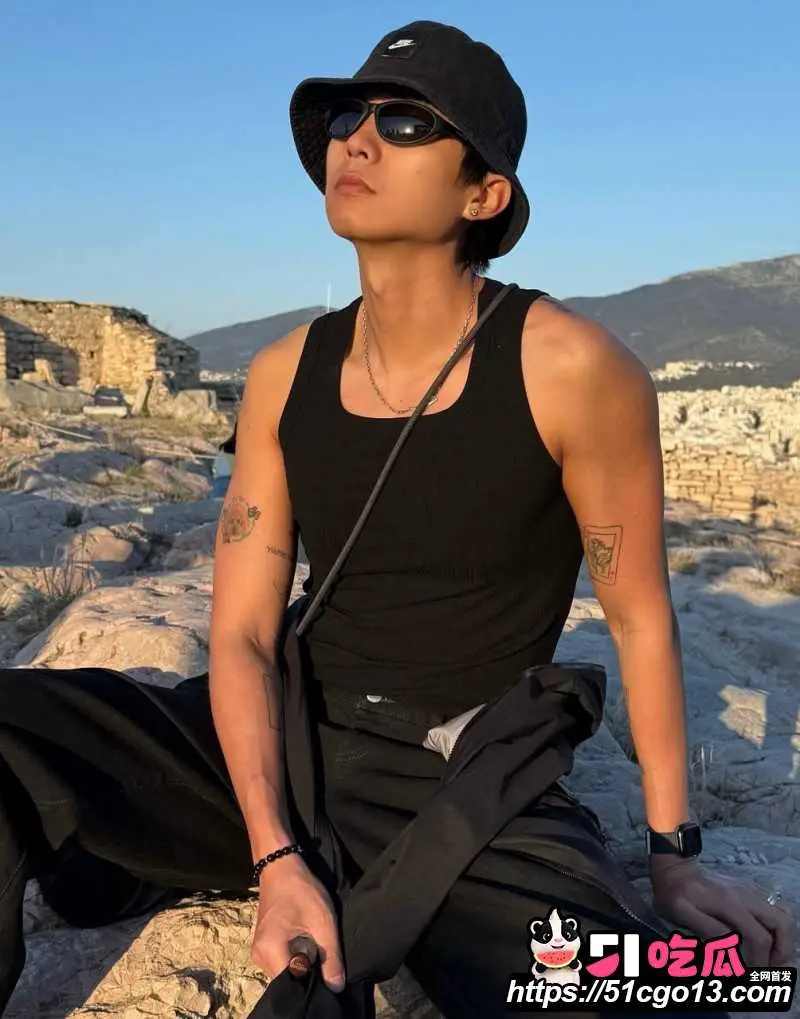 王菲男闺蜜 Ryan 音乐节当众性骚扰 陈粒 强行搂抱咸猪手 当场竖中指硬刚 图5